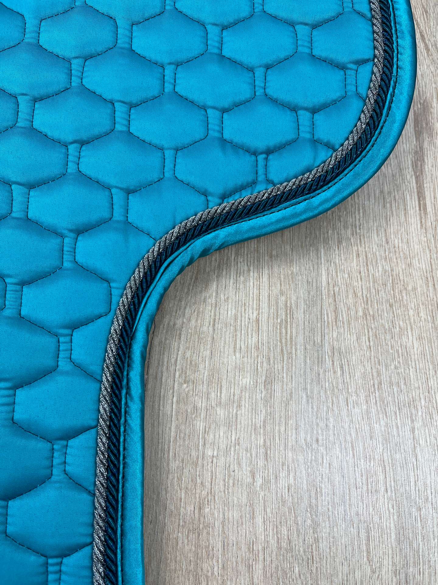 Satteldecke Equest Island MacroStreet light petrol TwinCord anthrazit Lurex u. petrol Einfass Satin petrol