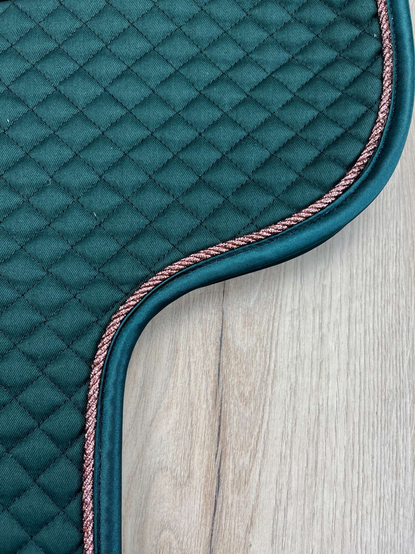 IMG_4039 Satteldecke Island flaschengrün Kordel bronze Lurex Einfass Satin