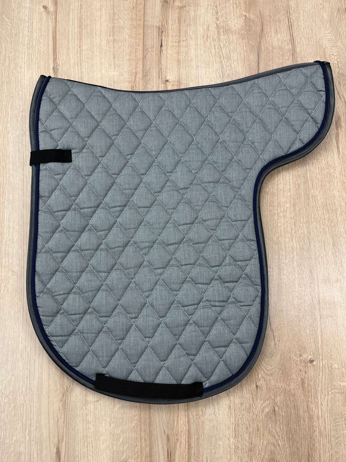 IMG_4040 Satteldecke Island Diamant-Steppung grau-melange Kordel navy Einfass anthrazit Satin