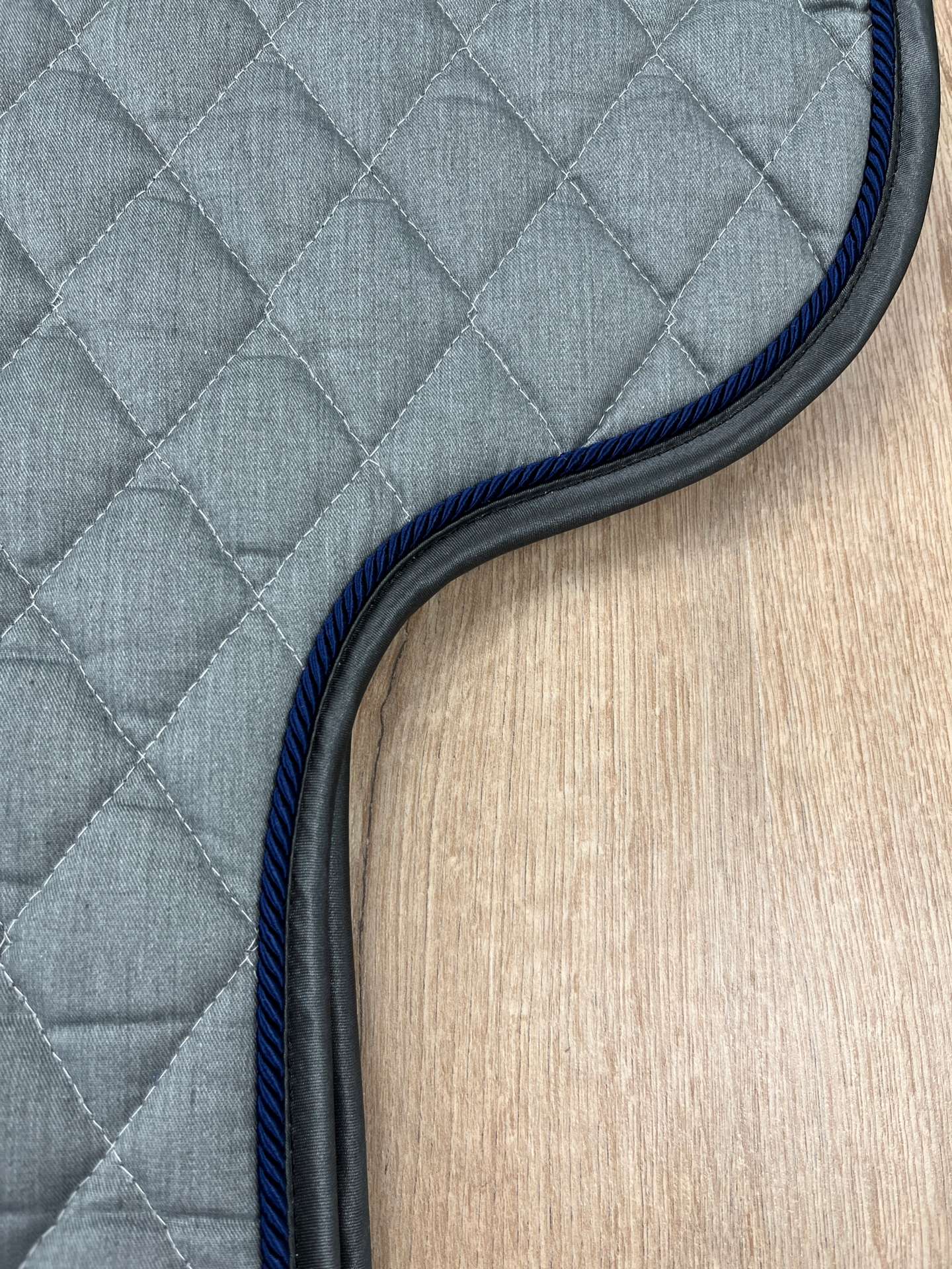 IMG_4041 Satteldecke Island Diamant-Steppung grau-melange Kordel navy Einfass anthrazit Satin