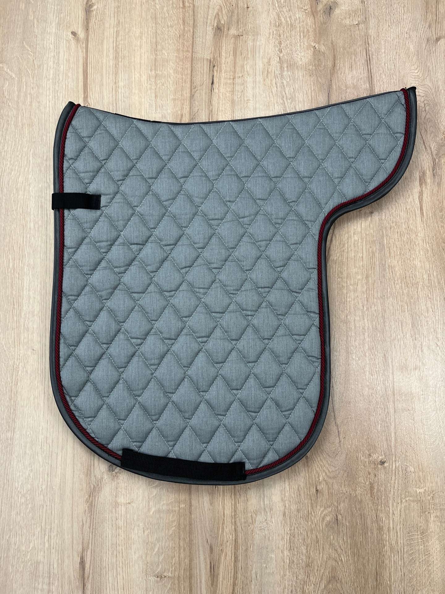 IMG_4042 Satteldecke Island Diamant-Steppung grau-melange Kordel weinrot Einfass anthrazit Satin