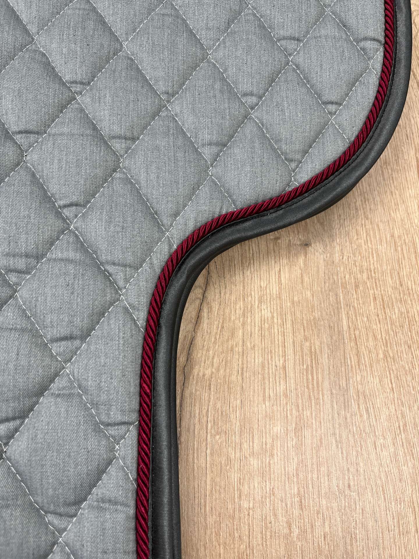 IMG_4043 Satteldecke Island Diamant-Steppung grau-melange Kordel weinrot Einfass anthrazit Satin