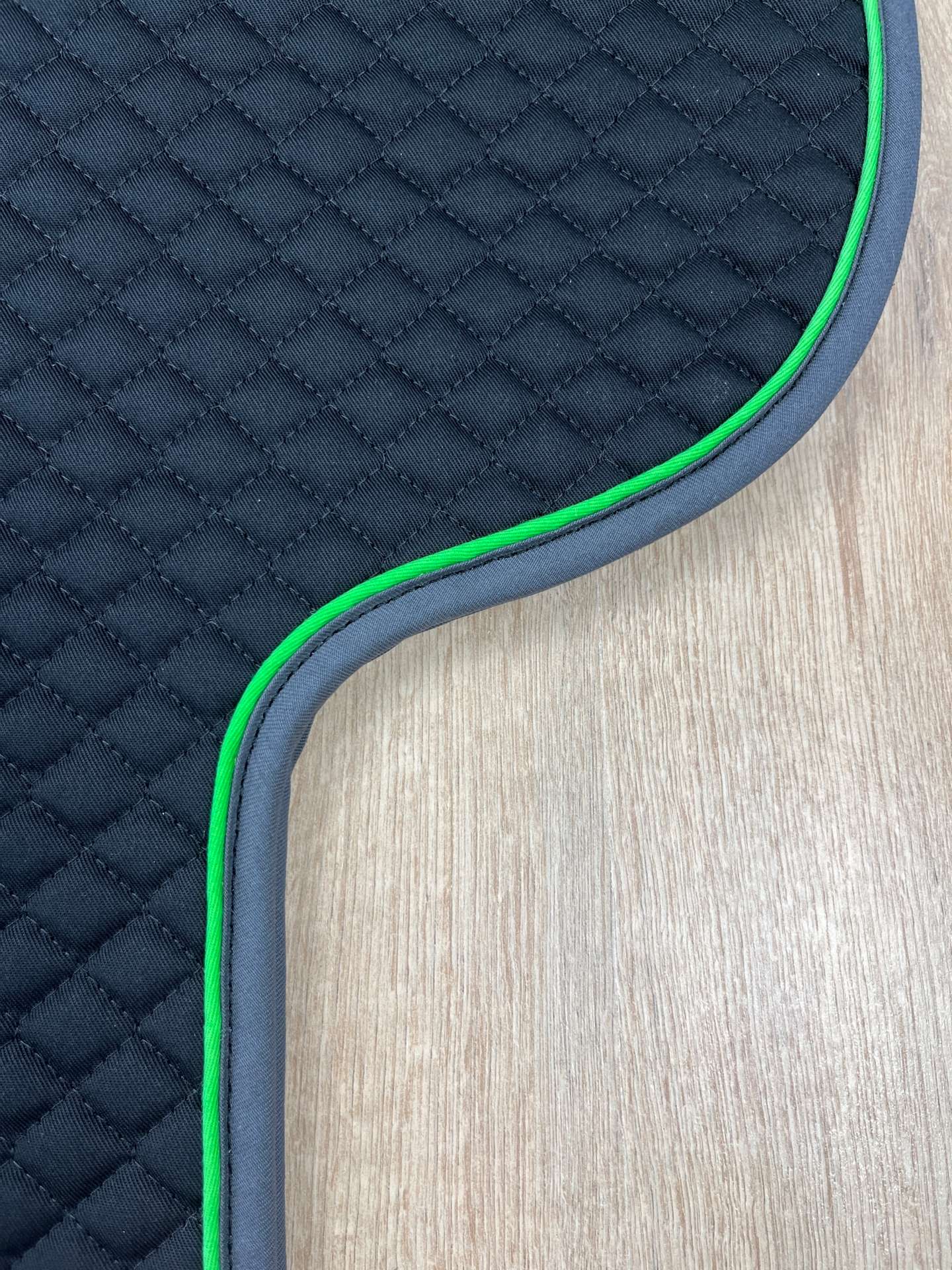 Satteldecke Island schwarz Biese grün Einfass anthrazit