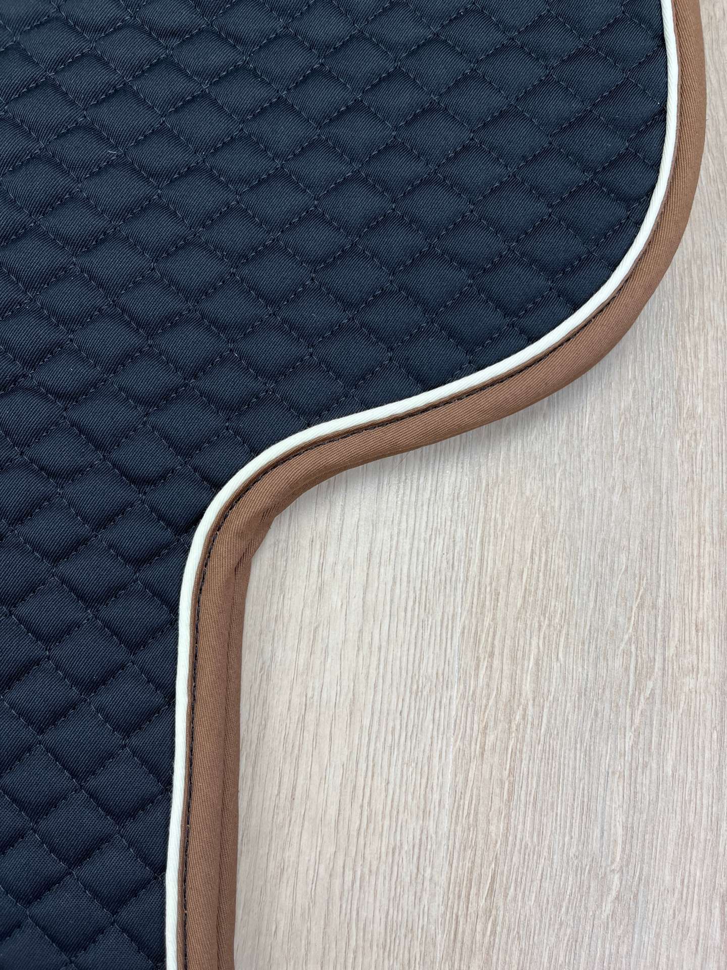 IMG_4102 Satteldecke Island schwarz mit champagner Biese und Einfass zimt