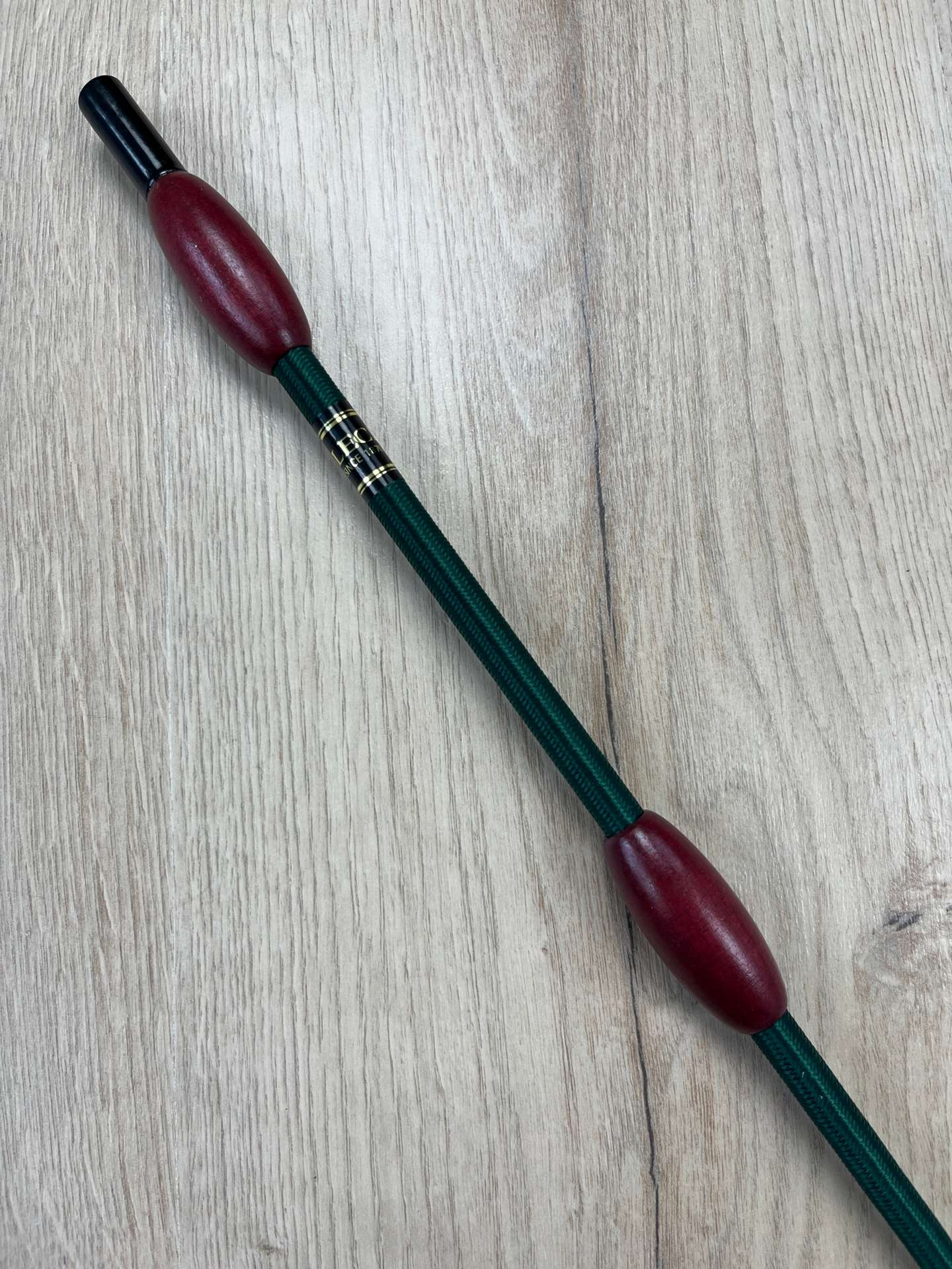 Fleck Balance Gerte tannengrün mit Mahagoniholz-Knubbeln