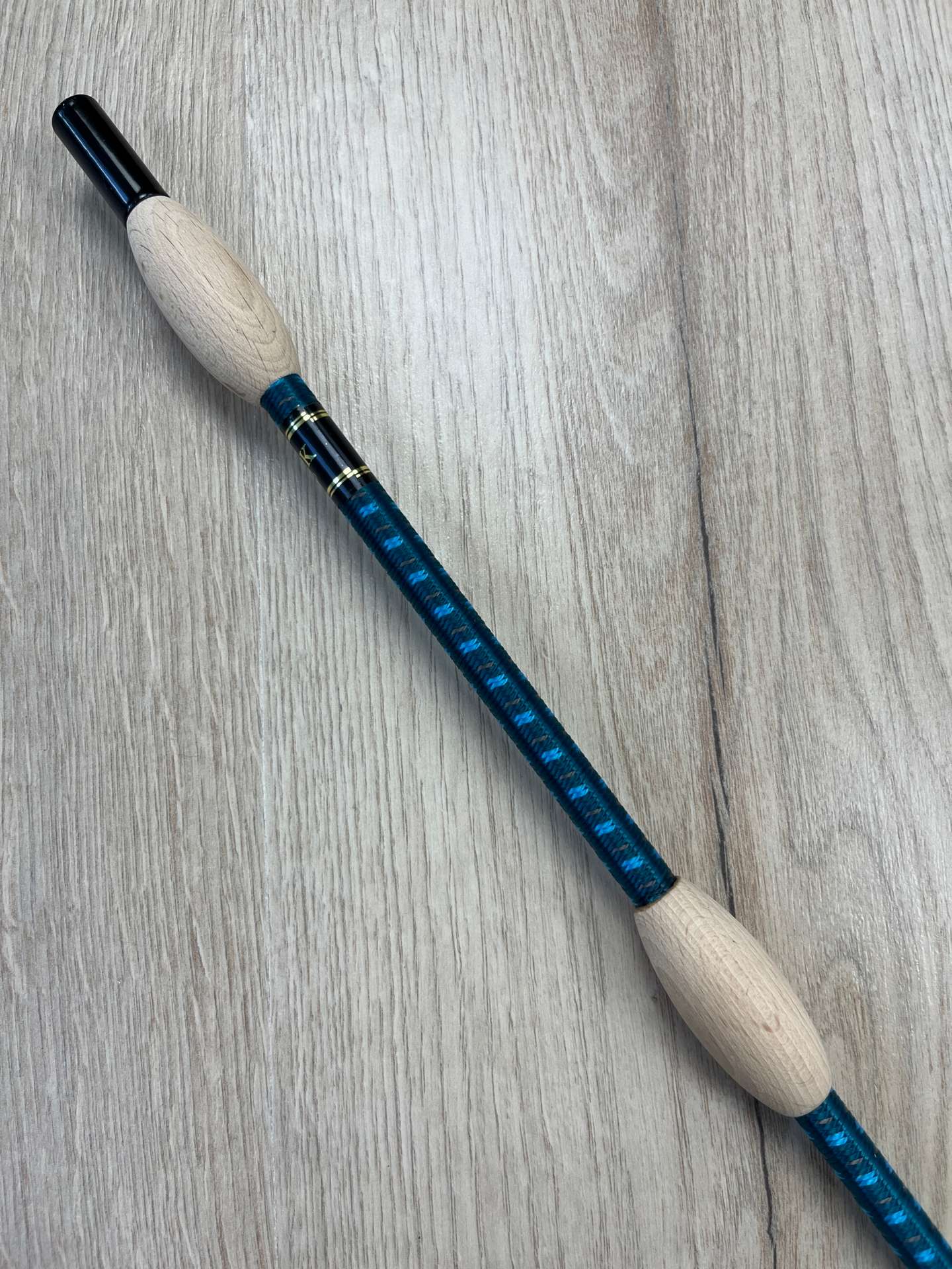 Fleck Balance Gerte petrol-türkis-sand mit Naturholz-Knubbeln