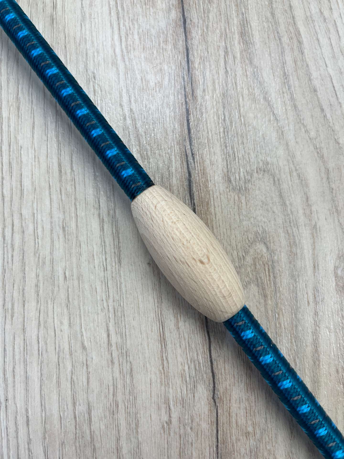 Fleck Balance Gerte petrol-türkis-sand mit Naturholz-Knubbeln