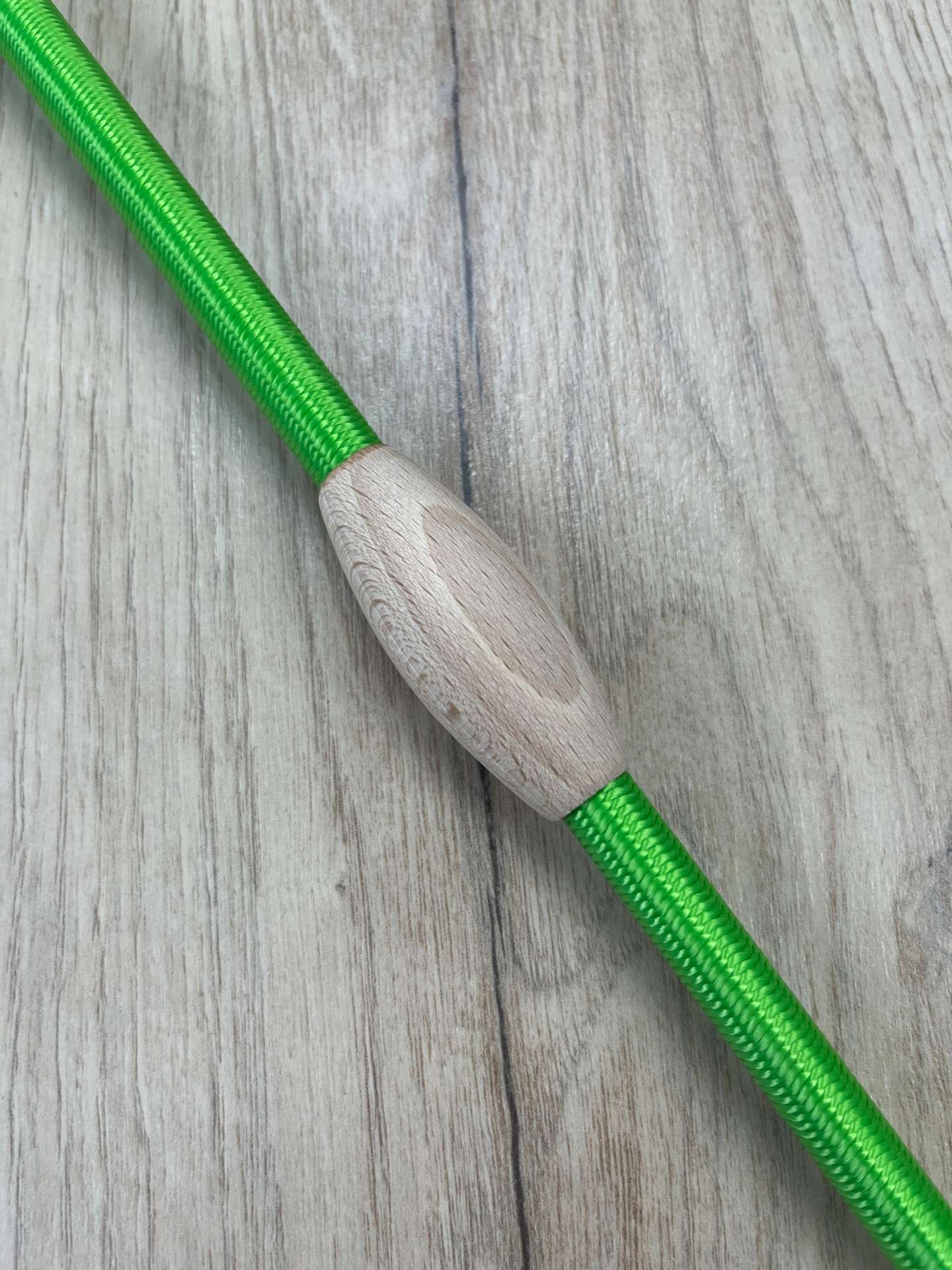 Fleck Balance Gerte apfelgrün mit Naturholz-Knubbeln