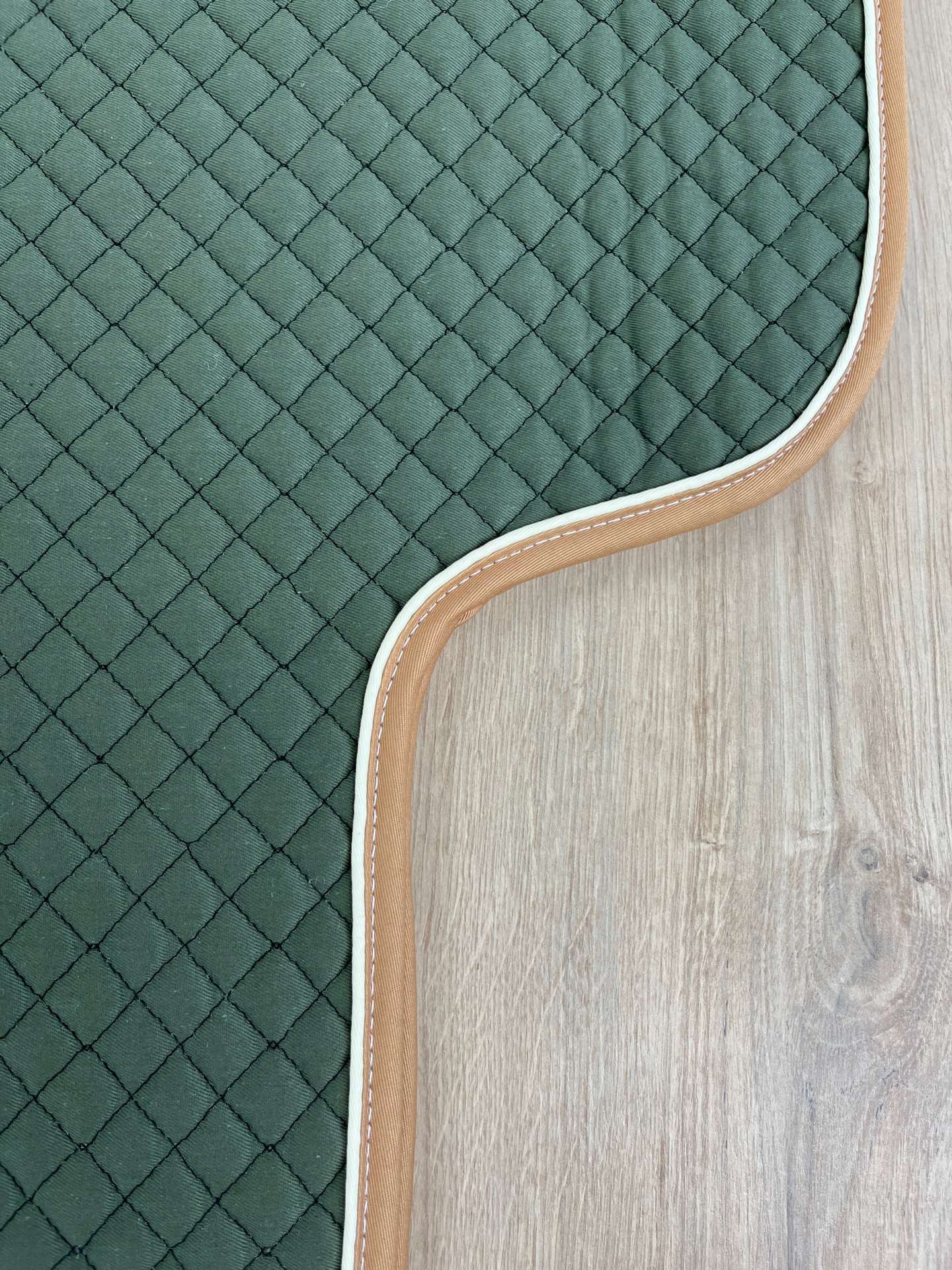 IMG_4501 Satteldecke Island anatomic olive Biese weiß Einfass sand neue Form!!