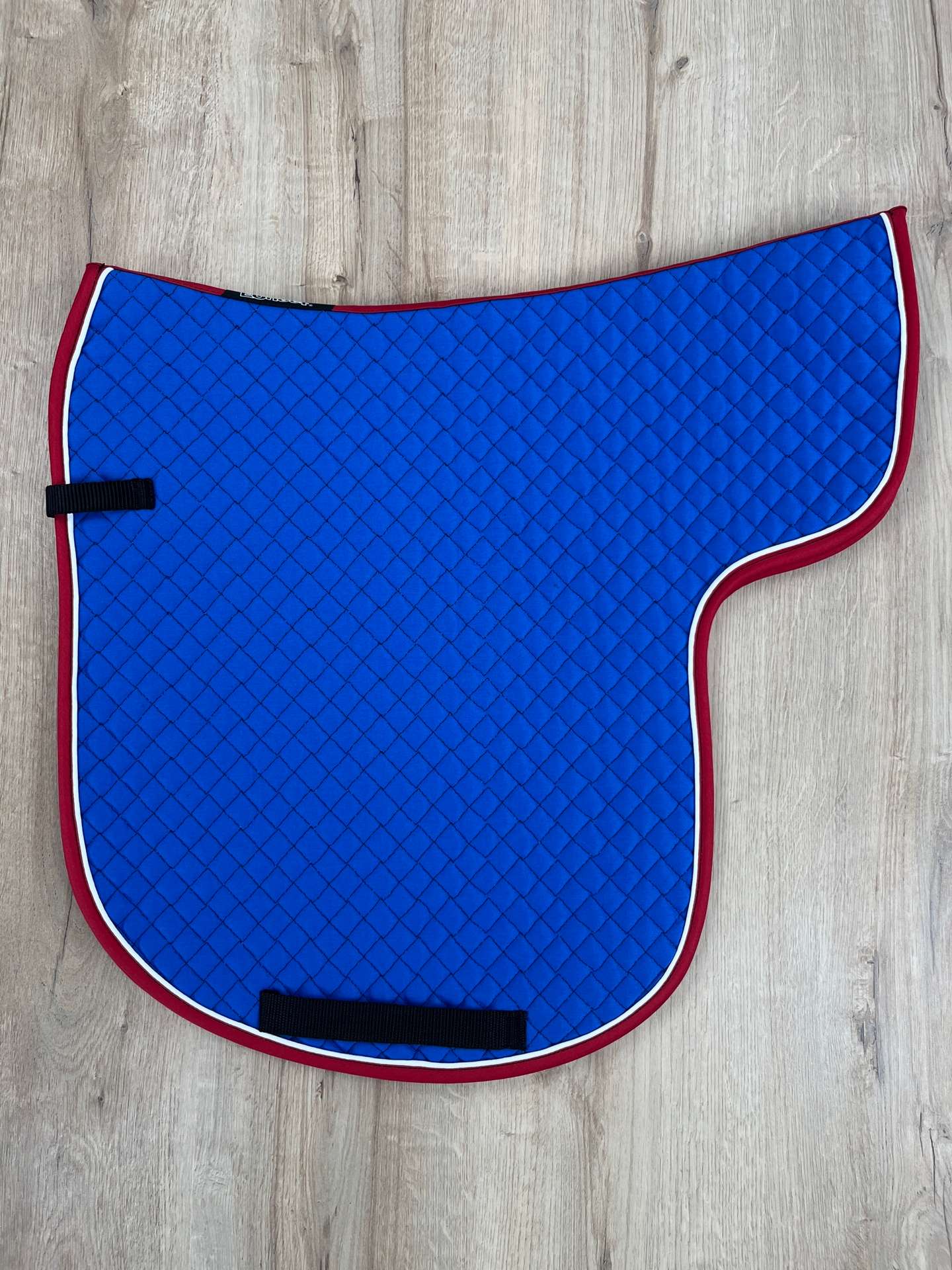 IMG_4508 Satteldecke Island anatomic royalblau Biese weiß Einfass rot neue Form!!
