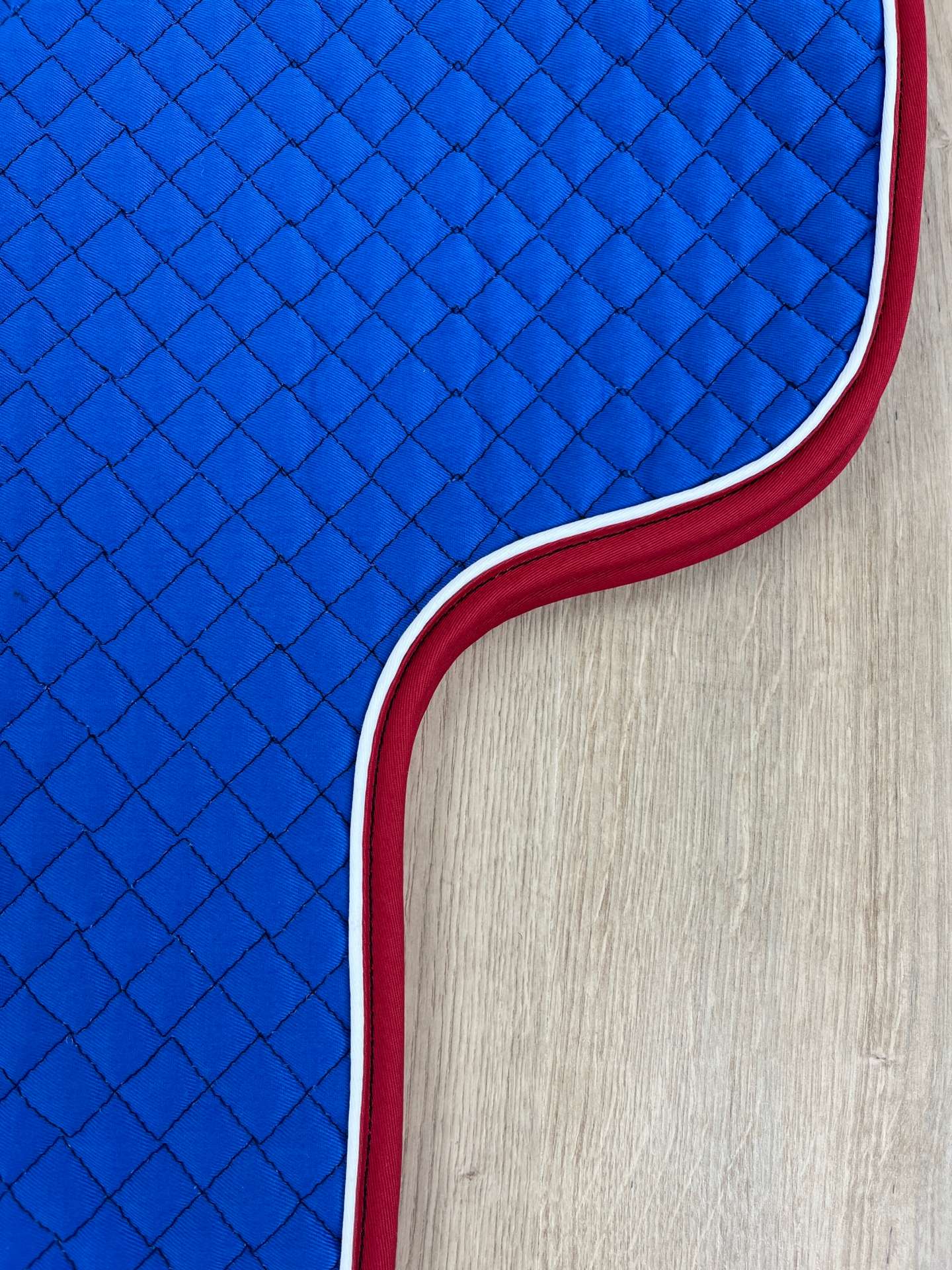 IMG_4509 Satteldecke Island anatomic royalblau Biese weiß Einfass rot neue Form!!