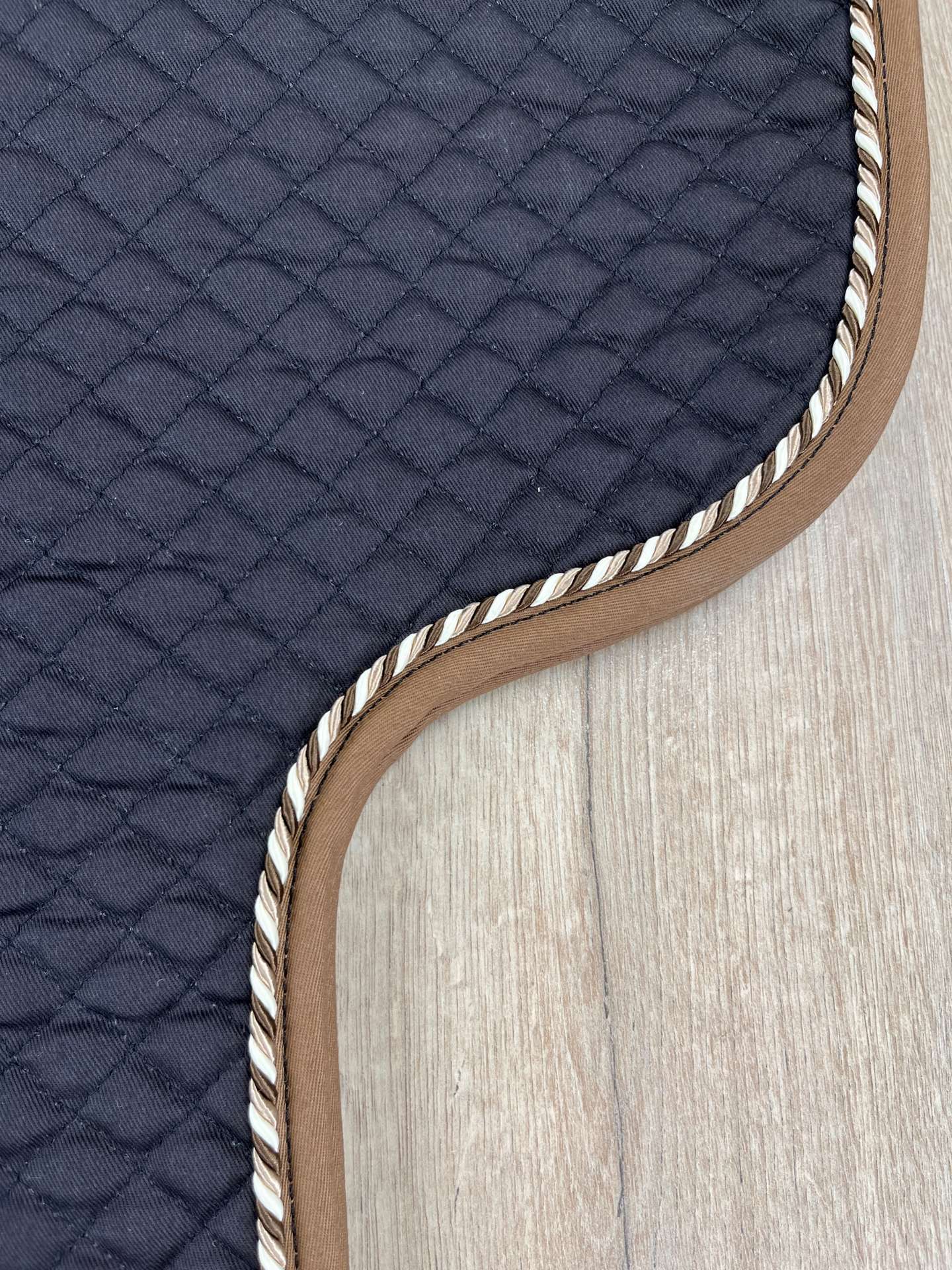 IMG_4514 Satteldecke Island anatomic mokka Kordel cappuccino Einfass zimt neue Form!!