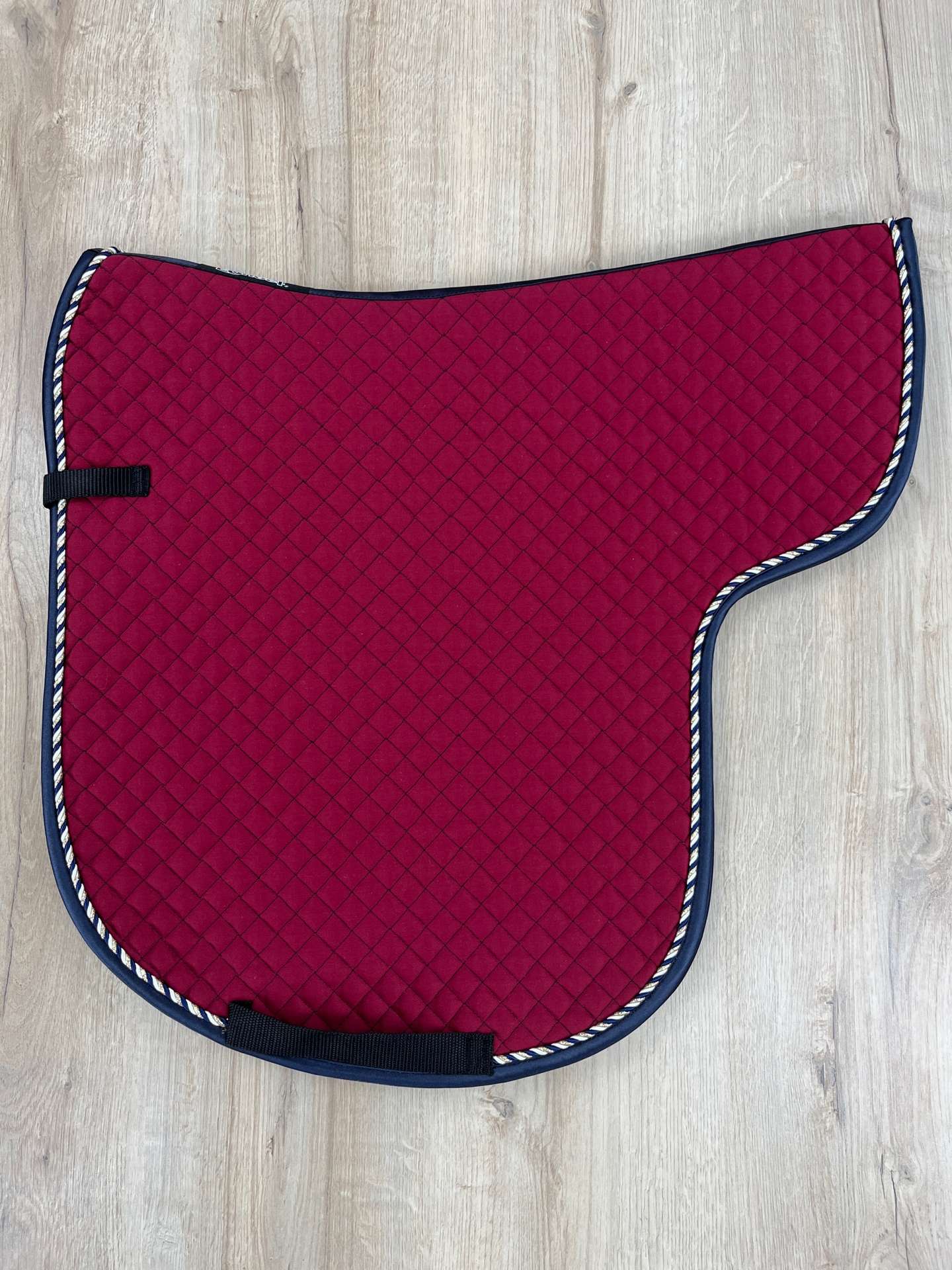 IMG_4517 Satteldecke Island anatomic weinrot Kordel marine-gold-weiß Einfass marine Satin neue Form!!