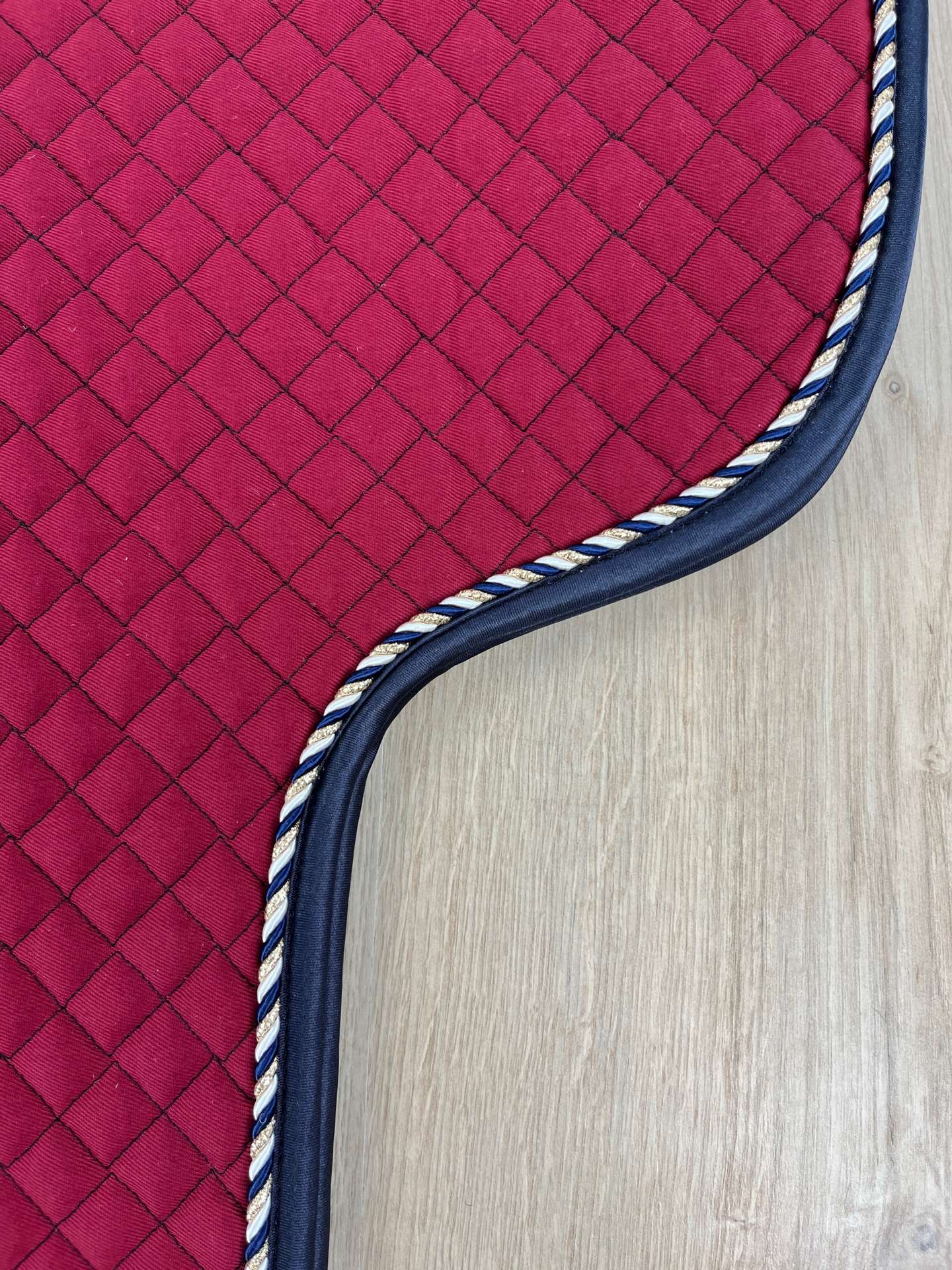 IMG_4518 Satteldecke Island anatomic weinrot Kordel marine-gold-weiß Einfass marine Satin neue Form!!