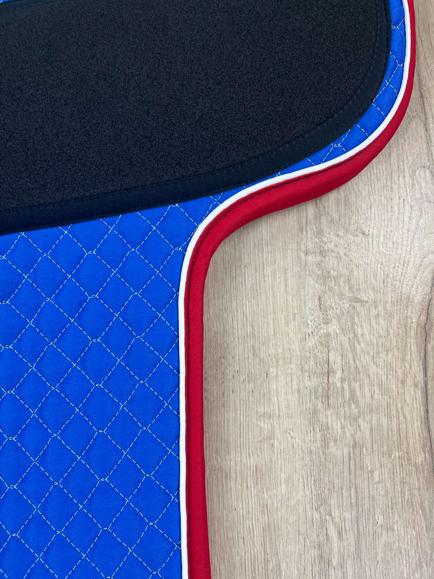 Satteldecke Island Antishock royal Biese weiß Einfass rot