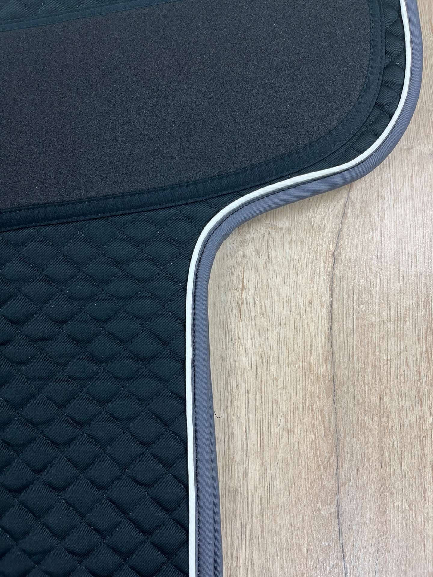 Satteldecke Island anti-shock schwarz Biese weiß Einfass anthrazit