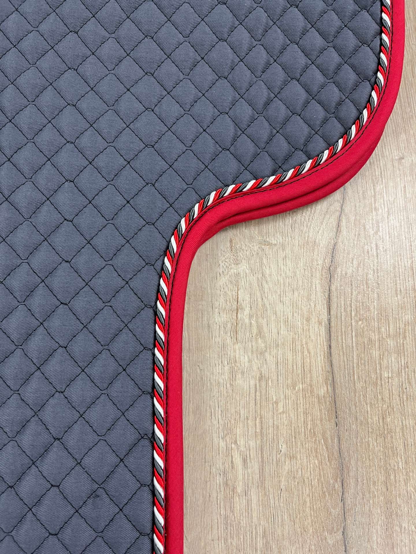 IMG_4964 Satteldecke Island anthrazit Kordel red sprint Einfass rot