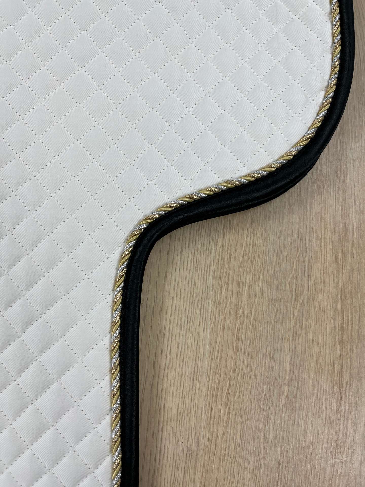 Satteldecke Equest Island weiß Kordel gold-silber Einfass schwarz Satin