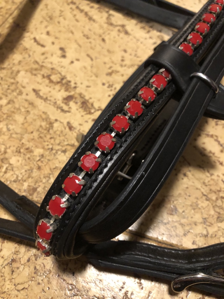 Trense Nordic Horse große Steine rot, englisch kombiniertes Reithalfter