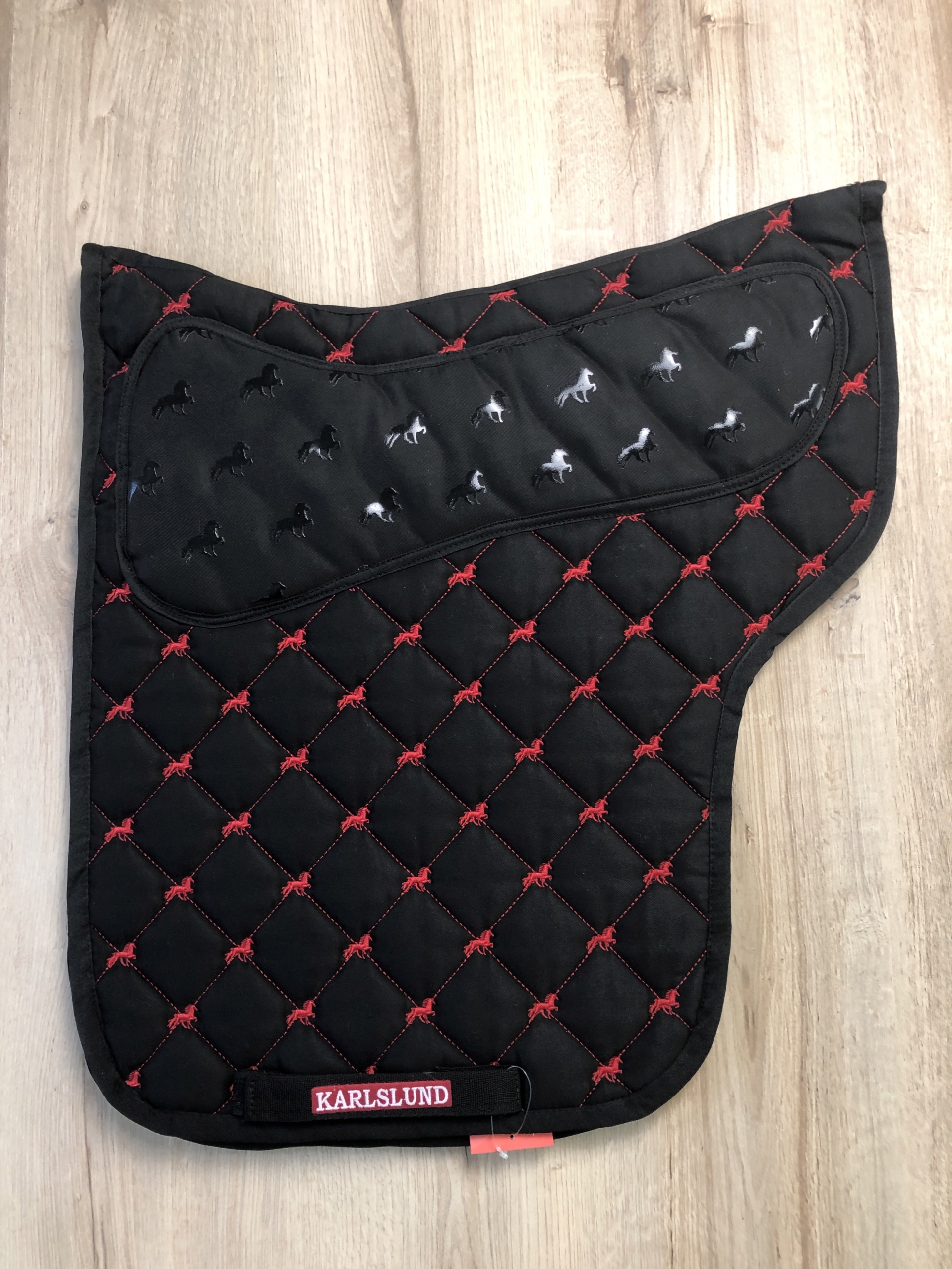 Satteldecke Karlslund Silikon-Gripp-Auflage schwarz mit rotem Isi-Stick