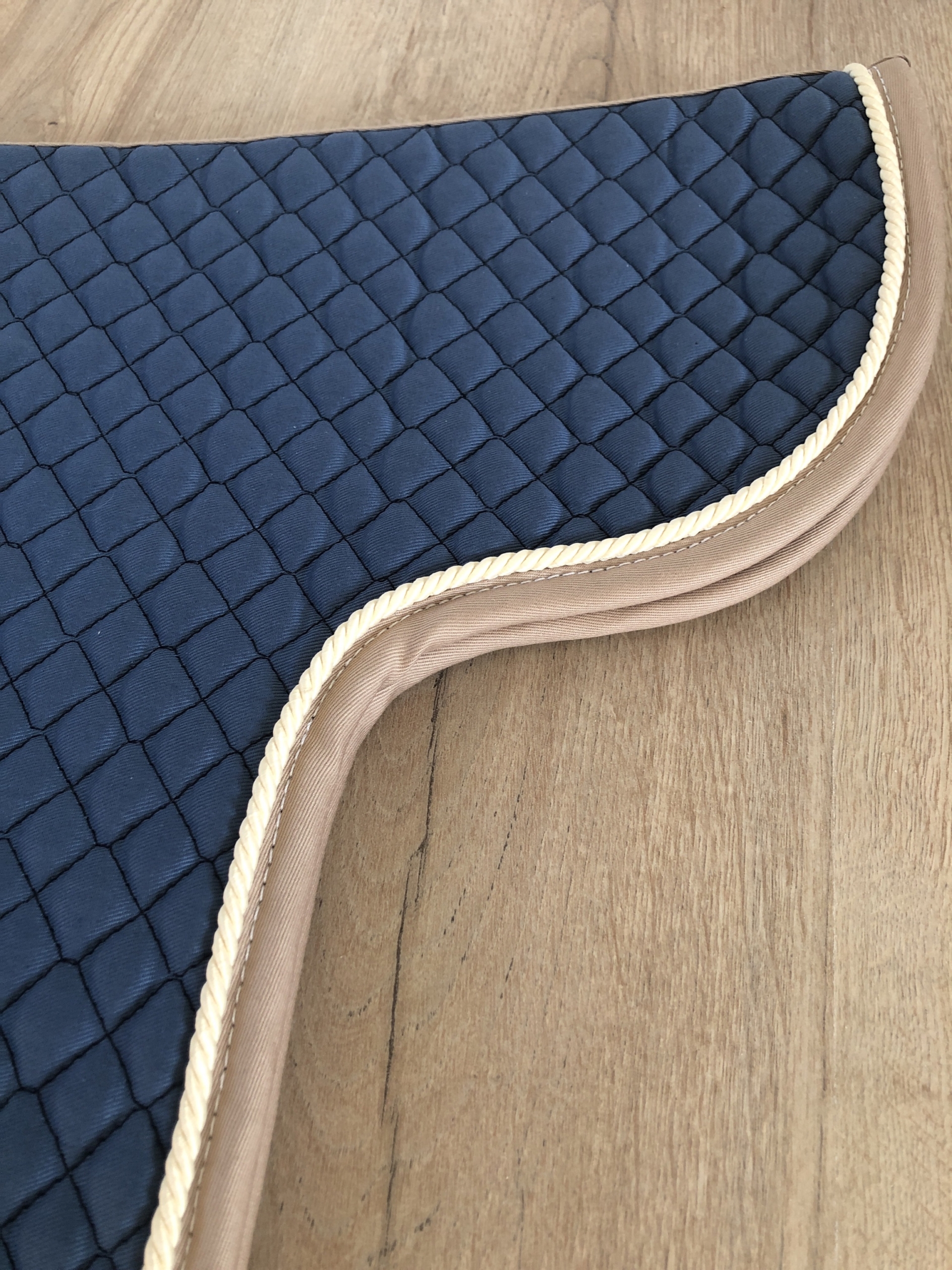 Satteldecke Island taubenblau Kordel champagner Einfass sand